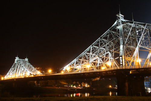 Dresdner Elbtal zwischen Waldschlösschenbrücke und blauem Wunder
